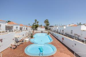an image of a swimming pool on the roof of a hotel at Casa Eri con piscina in Corralejo