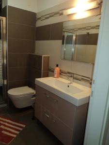 A bathroom at Violeta Apartments