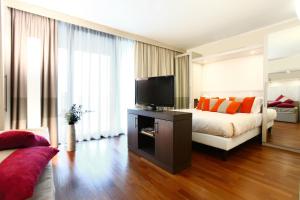 A television and/or entertainment centre at Ramada Plaza by Wyndham Milano