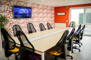 a conference room with a long table and chairs at IDDup Atrium in Oreye