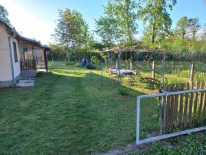 a yard with a fence and a garden at Vasin Šib in Crna Bara