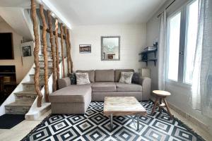 a living room with a couch and a table at Retraite cosy aux portes de la Baie de Somme in Abbeville