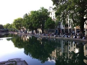 パリにあるAlibert1erの川の横に座る人々