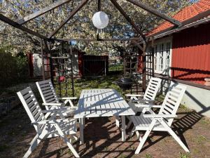 a picnic table and four chairs under a canopy at Ateljé Sjögatan in Gränna
