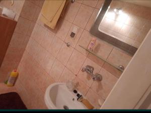 a bathroom with a sink and a mirror at Domek Letniskowy in Radawa