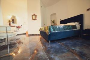 a bedroom with a bed and a couch in a room at Torre Biancaluna in Vico del Gargano