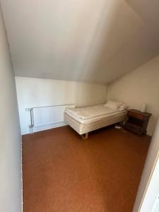 a small room with a bed and a night stand at Halek Hem - Haga Nest in Haga