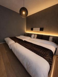 two large beds in a room with at 将軍町家 in Nagoya