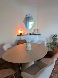 a dining room with a wooden table and chairs at Appartement Bongerdstraat in Nijmegen