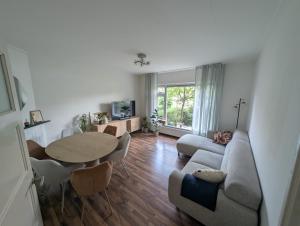 a living room with a table and a couch at Appartement Bongerdstraat in Nijmegen