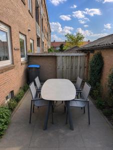 a table and chairs sitting on a patio at Appartement Bongerdstraat in Nijmegen