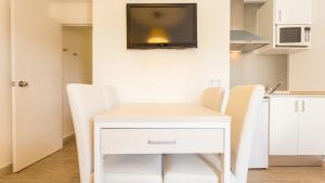 a small white table and chairs in a kitchen at Globales Janeiro in Can Picafort