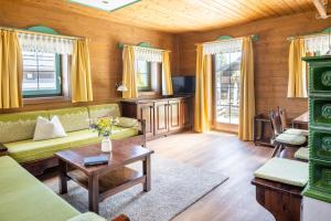 a living room with a couch and a table at Hapimag Ferienwohnungen Sonnleitn in Sonnenalpe Nassfeld