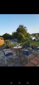 a patio with two chairs and a table and a fence at Zimmer zum übernachten wg in Münsingen