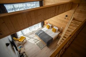 an overhead view of a bedroom in a log cabin at Beeography guest house in Vardablur