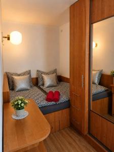a small room with a couch with red shoes on it at Komfortowy Apartament na wyłączność 2 Sypialnie Blisko Centrum in Gorlice