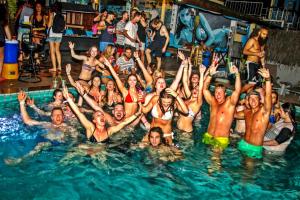 班泰庞安竞技场旅舍的一群人在游泳池里