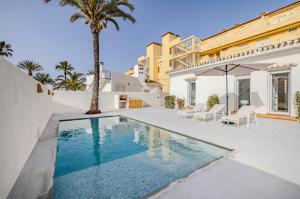 a swimming pool in the backyard of a house at Urbanización El Oasis, 20 Villas en 1ª Línea Playa in Denia