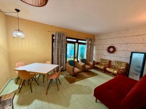 a living room with a table and a couch at Casa de temporada enfrente a praia in Itanhaém