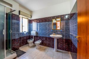 a bathroom with a toilet and a sink at Il Gabbiano rooms in Donnalucata