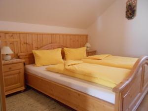 Sankt Andrä im LungauにあるSchitterのベッドルーム1室(黄色のシーツと枕付)