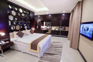 TV a/nebo společenská místnost v ubytování Premier Hotel