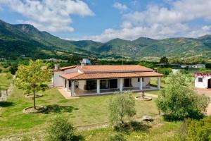 a villa with a view of the mountains at Villa IS CARCURIS Jennas in Cardedu