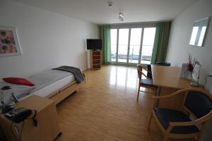 Postel nebo postele na pokoji v ubytování Hotel Kurhaus am Sarnersee