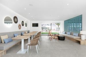 a restaurant with couches and tables and chairs at Metropolitan Juka Playa in Playa de Palma