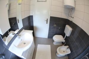 Ein Badezimmer in der Unterkunft Apartment Zubčić