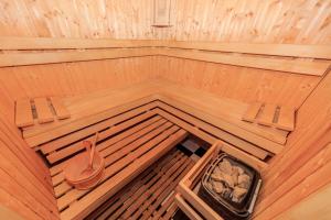 - une vue de tête sur un sauna avec 2 chaises et une baignoire dans l'établissement Hotel Artus - Old Town, à Gdańsk