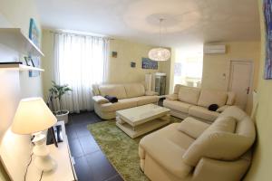 Ein Sitzbereich in der Unterkunft Apartment Zubčić