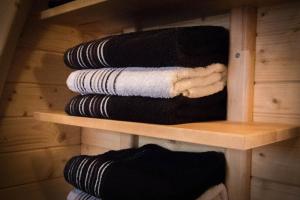 a stack of towels on a wooden shelf at Camping De Bosrand in Sint Geertruid +62 photos