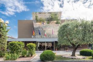 budynek hotelowy z flagami przed nim w obiekcie Bonotto Hotel Palladio w mieście Bassano del Grappa