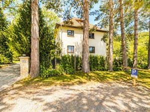 a house with a driveway in front of some trees at Gemütlich Wohnen in Kahla bei Jena in Kahla +5 photos