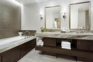 Um banheiro em Hilton Boston Park Plaza