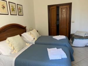 a hotel room with two beds with towels on them at VILLA La Pineta di Sinalunga, vicino a Montepulciano e Val D'Orcia in Sinalunga +30 photos