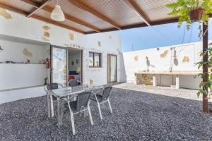 a patio with a table and chairs in a building at Las Palmeras 2 in Güimar