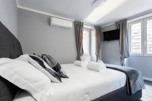 a bedroom with a white bed with two towels on it at Il nido di Argegno in Argegno
