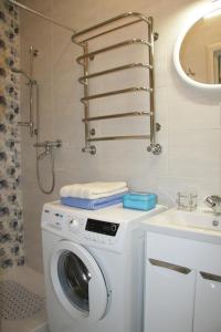 una lavatrice in bagno con lavandino di Apartment on Virmenska street 2 a Lviv