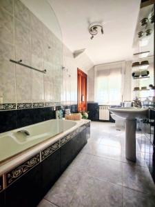 a large bathroom with a tub and a sink at Apartamento en las afueras in Ribadeo +49 photos
