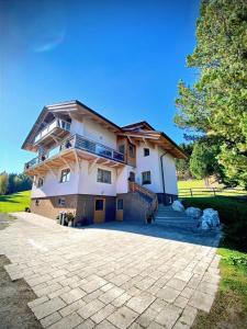 a large white house with a large driveway at Salzleckerhof in Lambach