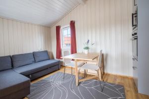 a living room with a couch and a table at Lysø naturcamping og rorbuer in Averoy
