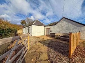 a house with a fence in front of it at North Lodge - NC500 in Helmsdale +5 photos