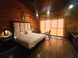 a bedroom with a bed and a desk and a window at Eden Resort By Live Inn in Lansdowne