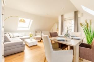 a living room with a table and a couch at Himmelreich in Westerland