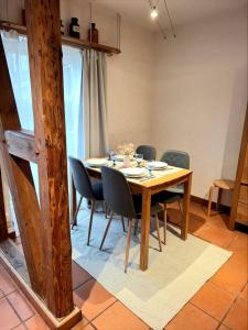 a dining room with a wooden table and chairs at Ferienwohnung Till in Mölln