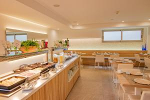 a restaurant with a buffet line with tables and chairs at Metropolitan Juka Playa in Playa de Palma