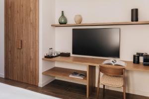 a room with a desk with a television and a chair at La Chipirona Hotel in Valencia