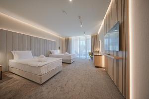 Un pat sau paturi într-o cameră la Hotel Complex SamElyon +92 fotografii